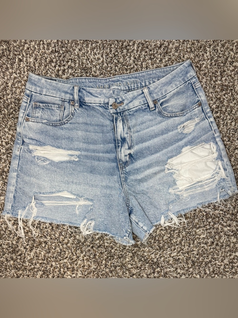 American Eagle Strigid Mom Denim Shorts Light Wash Distressed Raw Hem